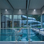 Vnitřní bazén s průhledem na tobogán. Foto: BoysPlayNice