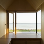 Dům jako tři psí boudy. Poskytuje ale skvělé bydlení se skandinávským minimalismem a výhledy na moře. Foto:  Hampus Berndtson