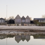 Dům jako tři psí boudy. Poskytuje ale skvělé bydlení se skandinávským minimalismem a výhledy na moře. Foto:  Hampus Berndtson