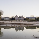 Dům jako tři psí boudy. Poskytuje ale skvělé bydlení se skandinávským minimalismem a výhledy na moře. Foto:  Hampus Berndtson