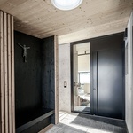 Dům podle tradic Šumavy. Zapomenutý archetyp rodinného domu architekti přetvořili do moderního rodinného bydlení. Foto: FACE – Florian Schätz ; Rainer Taepper ; Joern Blohm