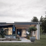 Dům podle tradic Šumavy. Zapomenutý archetyp rodinného domu architekti přetvořili do moderního rodinného bydlení. Foto: FACE – Florian Schätz ; Rainer Taepper ; Joern Blohm