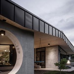 Dům podle tradic Šumavy. Zapomenutý archetyp rodinného domu architekti přetvořili do moderního rodinného bydlení. Foto: FACE – Florian Schätz ; Rainer Taepper ; Joern Blohm