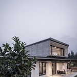 Dům podle tradic Šumavy. Zapomenutý archetyp rodinného domu architekti přetvořili do moderního rodinného bydlení. Foto: FACE – Florian Schätz ; Rainer Taepper ; Joern Blohm