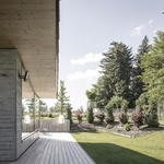 Dům podle tradic Šumavy. Zapomenutý archetyp rodinného domu architekti přetvořili do moderního rodinného bydlení. Foto: FACE – Florian Schätz ; Rainer Taepper ; Joern Blohm