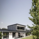 Dům podle tradic Šumavy. Zapomenutý archetyp rodinného domu architekti přetvořili do moderního rodinného bydlení. Foto: FACE – Florian Schätz ; Rainer Taepper ; Joern Blohm