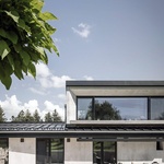 Dům podle tradic Šumavy. Zapomenutý archetyp rodinného domu architekti přetvořili do moderního rodinného bydlení. Foto: FACE – Florian Schätz ; Rainer Taepper ; Joern Blohm