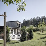 Dům podle tradic Šumavy. Zapomenutý archetyp rodinného domu architekti přetvořili do moderního rodinného bydlení. Foto: FACE – Florian Schätz ; Rainer Taepper ; Joern Blohm