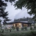 Dům podle tradic Šumavy. Zapomenutý archetyp rodinného domu architekti přetvořili do moderního rodinného bydlení. Foto: FACE – Florian Schätz ; Rainer Taepper ; Joern Blohm