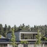 Dům podle tradic Šumavy. Zapomenutý archetyp rodinného domu architekti přetvořili do moderního rodinného bydlení. Foto: FACE – Florian Schätz ; Rainer Taepper ; Joern Blohm