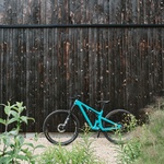 Staví komunitní vesničku pro cyklisty. Na starém brownfieldu roztočili kola podnikání. Foto: Henry Woide