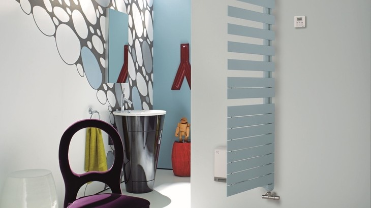 Radiátor Zehnder Roda v modelu Twist Spa umožňuje kotvení kolmo na stěnu, čímž dokáže ušetřit místo i vytvořit v koupelně zajímavou a praktickou příčku. Zdroj: Zehnder Group Czech Republic s.r.o.