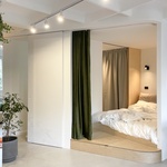 V malém bytě nebylo místo na ložnici. Architekti ji navrhli křivou, děravou, malou ale dokonalou. Foto: Cherry Art Hub