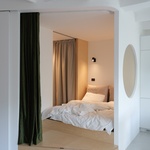 V malém bytě nebylo místo na ložnici. Architekti ji navrhli křivou, děravou, malou ale dokonalou. Foto: Relja Ivanic