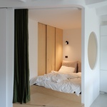V malém bytě nebylo místo na ložnici. Architekti ji navrhli křivou, děravou, malou ale dokonalou. Foto: Relja Ivanic