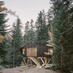 Dřevěné chaty na chůdách zabodovaly v lesnaté krajině. Jsou z lokálního dřeva a umožní výhledy z pohodlí mezi stromy. Foto: Aldo Amoretti
