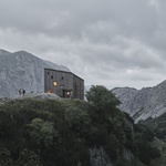 Za krásné výhledy platí nebezpečím lavin. Luxusní dřevěná chata je odměnou za výstup. Na příjezd autem zapomeňte!. Foto: David Schreyer