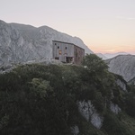 Za krásné výhledy platí nebezpečím lavin. Luxusní dřevěná chata je odměnou za výstup. Na příjezd autem zapomeňte!. Foto: David Schreyer