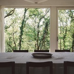 Funkční, moderní, nenáročné, dokonalé. Pokoje v dubovém lese vytvořili z přírodních materiálů. Foto: Agnes Clotis