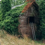 Bez betonu i bez plastů. Stavěli z použitých cihel, místního dřeva a hlíny. Z materiálů z druhé ruky postavili krásné bydlení. Foto: Olivier Sabatier