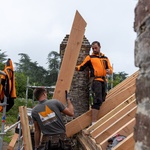 Bez betonu i bez plastů. Stavěli z použitých cihel, místního dřeva a hlíny. Z materiálů z druhé ruky postavili krásné bydlení. Foto: Olivier Sabatier