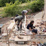 Bez betonu i bez plastů. Stavěli z použitých cihel, místního dřeva a hlíny. Z materiálů z druhé ruky postavili krásné bydlení. Foto: Olivier Sabatier