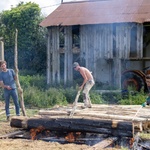 Bez betonu i bez plastů. Stavěli z použitých cihel, místního dřeva a hlíny. Z materiálů z druhé ruky postavili krásné bydlení. Foto: Olivier Sabatier