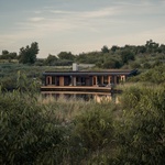 Skrytý dům z dřevěných panelů je jako hobití nora. Využívá svahu, maskuje se terénem. Foto: György Palkó