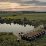 Skrytý dům z dřevěných panelů je jako hobití nora. Využívá svahu, maskuje se terénem. Foto: György Palkó