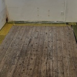 Pod tepelnou izolací a pryžovou vrstvou je původní dřevěná podlaha
