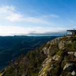 Univerzální dřevěné chaty s výhledem na jezero. Zpřístupnily horskou turistiku rodinám s dětmi. Foto:  Even Lundefaret