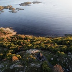 Univerzální dřevěné chaty s výhledem na jezero. Zpřístupnily horskou turistiku rodinám s dětmi. Foto:  Even Lundefaret