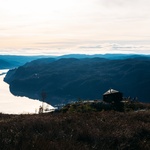 Univerzální dřevěné chaty s výhledem na jezero. Zpřístupnily horskou turistiku rodinám s dětmi. Foto:  Even Lundefaret