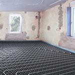 Teplovodní podlahové vytápění je vhodné instalovat i v případě komplexní rekonstrukce, zvláště pokud významně snižujeme tepelnou ztrátu objektu. Zdroj: Uponor