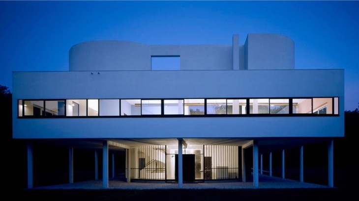 Vila Savoya v Poissy, asi nejznámější realizace Le Corbusiera. Zdroj: PhDr. Eliška Zlatohlávková, PhD. Vila Savoya v Poissy, asi nejznámější realizace Le Corbusiera. Zdroj: PhDr. Eliška Zlatohlávková, PhD.
