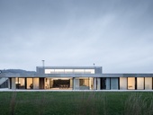 Jednopodlažní minimalistický rodinný dům z pohledového betonu
