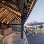 Malé bistro v moderní stodole. Jeho architektura pozvedla pohostinství v oblasti. Foto: Tamás Bujnovszky, Gábor Sajtos