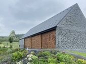 Malé bistro v moderní stodole. Jeho architektura pozvedla pohostinství v oblasti