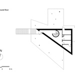 Dům má tvar kříže se schodištěm uprostřed. Vyhlíží do krásné přírody s drsným počasím. Zdroj: Saunders Architecture
