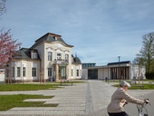 Výjimečná knihovna v Rožnově pod Radhoštěm: Historická vila s moderní přístavbou a parkem