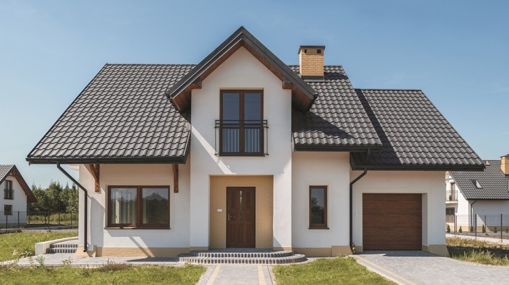 Plechová střešní krytina disponuje nízkou hmotností, což pomáhá optimalizovat náklady na konstrukci krovu. Zdroj: SATJAM s.r.o. Plechová střešní krytina disponuje nízkou hmotností, což pomáhá optimalizovat náklady na konstrukci krovu. Zdroj: SATJAM s.r.o.