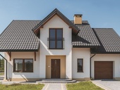 Plechová střešní krytina disponuje nízkou hmotností, což pomáhá optimalizovat náklady na konstrukci krovu. Zdroj: SATJAM s.r.o.