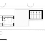 Prostý rodinný dům zasazený do rámu. Šedivou fasádu brzy zahalí vegetace. Zdroj: Théque Atelier