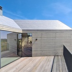 Rodinný dům v dunách vystavěli na písečném ostrově. Foto: 2by4-architects B.V.