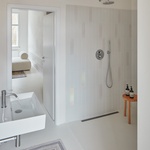 Průhled z hygienického zařízení do obývacího pokoje. Foto: Radek Úlehla