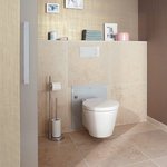 Důležité místo by v komfortní koupelně mělo zaujmout také WC. Nejnovější stav techniky představují výškově nastavitelné prvky WC od společnosti Viega. Stačí stisknutí tlačítka – zcela jednoduché.  © Zdroj: Viega