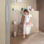 Výškově nastavitelný prvek WC od společnosti Viega se zcela bez elektroniky a plynule v rozmezí až osmi centimetrů přizpůsobí individuálně preferované výšce sezení. © Zdroj: Viega