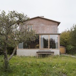 Architekti velmi poeticky popisují cihlový dům 14A v  Hellerupu jako koláž stop z měnících se časů a odráží pokračující vyprávění o svém vývoji. Takových, jako je tenhle, je v Dánsku mnoho. Foto: Hampus Berndtson