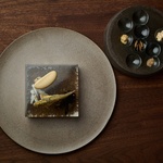 Minimalistické formy tu najdete i jako součást degustačního menu. Slibují mimořádný zážitek v „oceánu chutí“. V nichž se i díky působivé architektuře neutopíte. Foto: Jonas Bjerre-Poulsen and Restaurant Iris