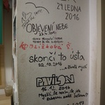 Vzkazy na zdi v šatně herců. Zdroj: Martina Dokoupilová